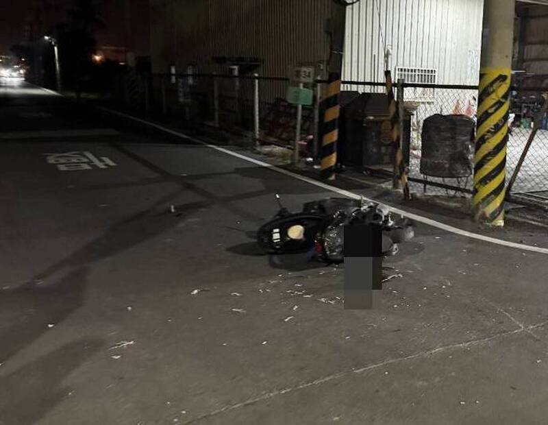 父子共乘机车在路口被轿车撞飞。（图由警方提供）