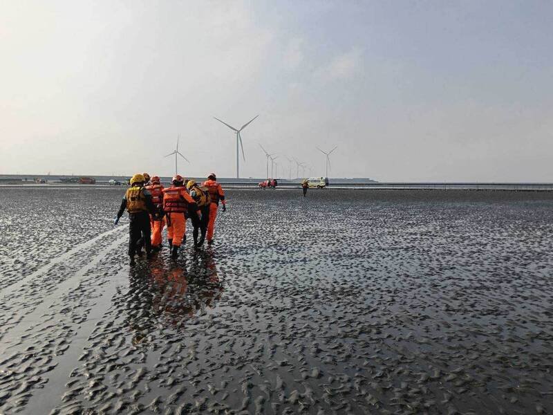 消防与海巡人员合力将遗体搬运到陆地。（图由消防局提供）