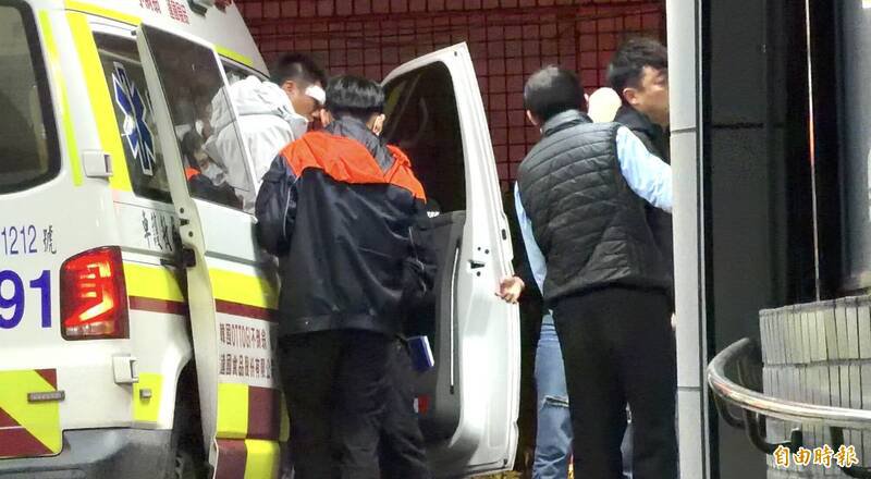 屏东游客有人眼眶瘀青，有人额头被打破送医。（记者刘人玮摄）