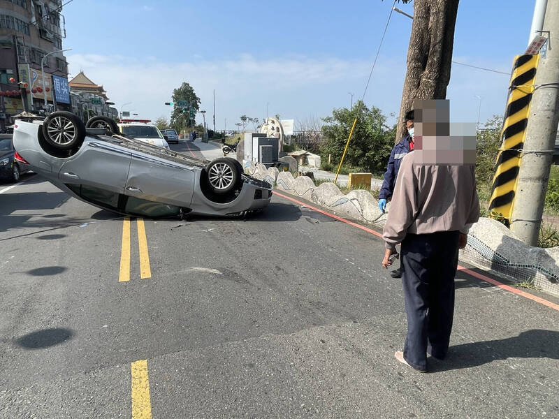 75岁驾驶自行爬出车子脱困，拒绝送医。（民众提供）