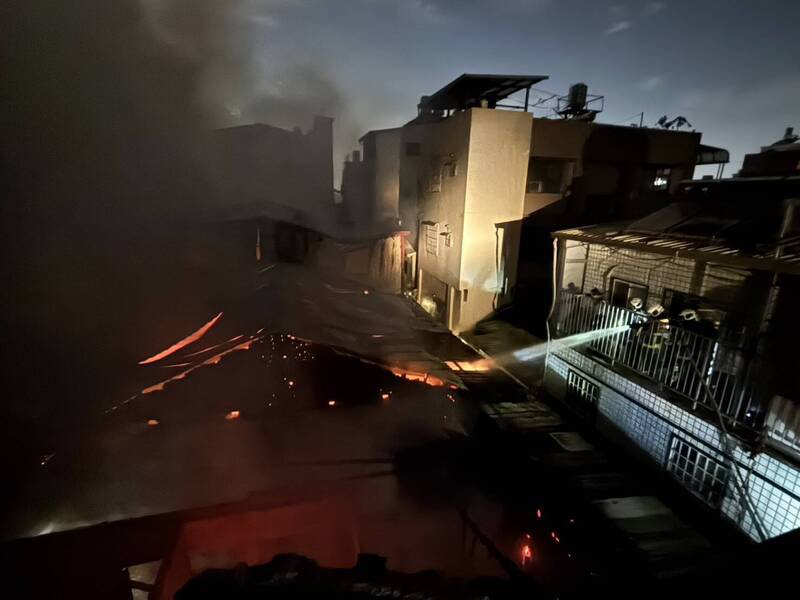 台中太平区光兴路1432巷今晚传出火警，火势猛烈迅速延烧，造成8户遭泼及。（民众提供）