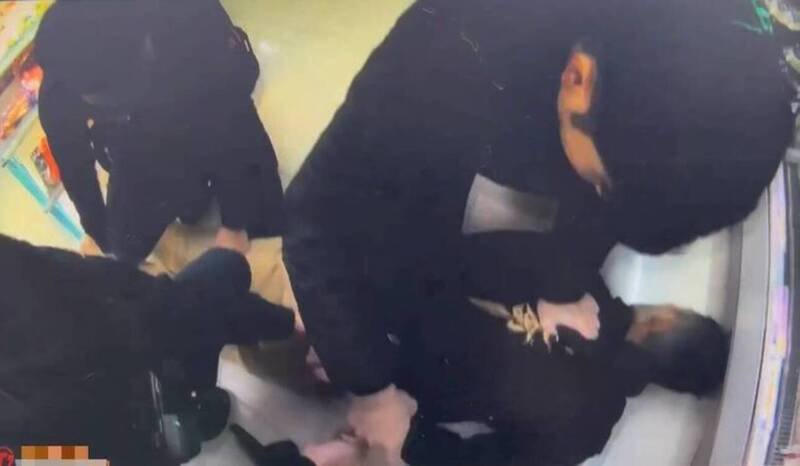 警方以优势警力将何男压制逮捕。（图由民众提供）