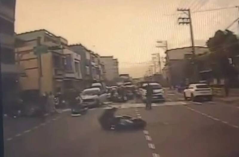 桃园中埔国小前自小客车冲撞6辆机车多人受伤，45岁驾驶称操作不当、误触油门酿祸。（记者郑淑婷翻摄）