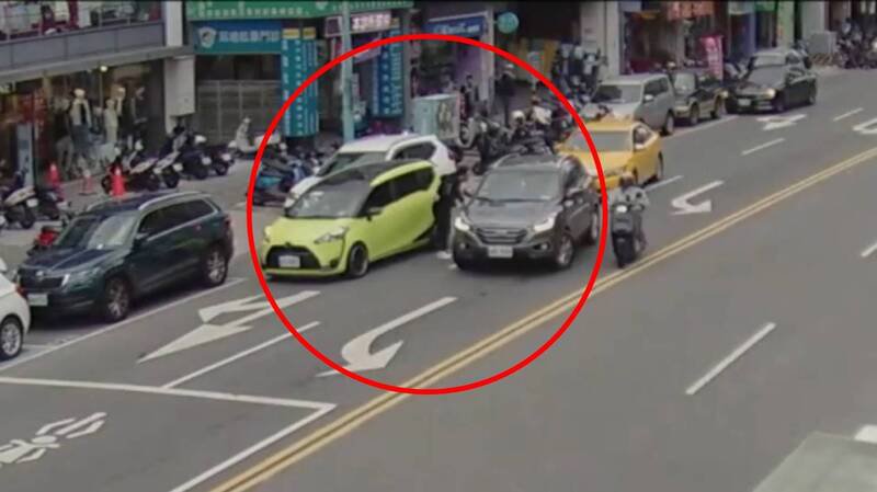 蔡男将汽车开到施男汽车旁，施男则下车对其叫嚣。（记者徐圣伦翻摄）