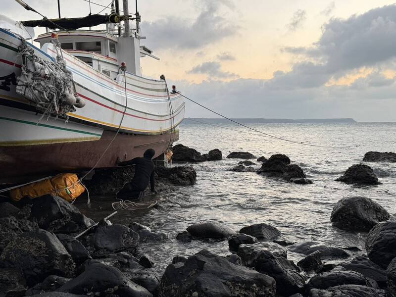 澎湖籍渔船触礁搁浅，必须等待涨潮才有机会脱困。（澎湖县政府消防局提供）