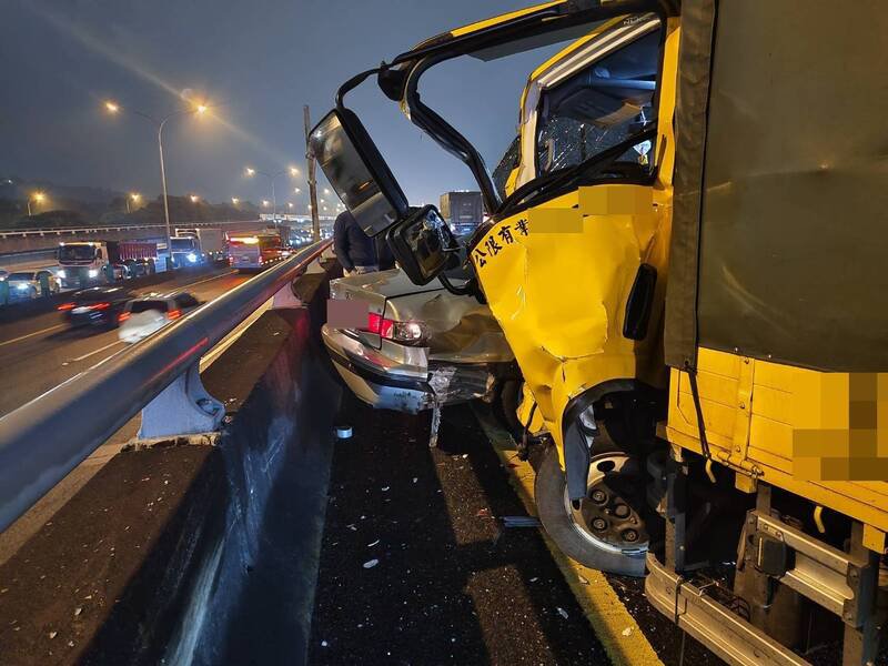 小货车狠撞前方车辆，酿4车连撞。（记者徐圣伦翻摄）