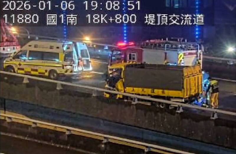 警方、消防于汐五高架进行救援。（记者徐圣伦翻摄）