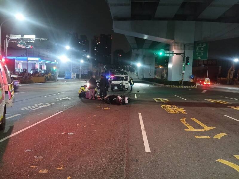 警方、消防于车祸现场进行救援。（记者徐圣伦翻摄）