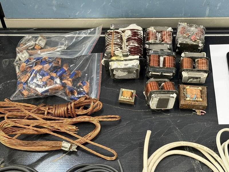 高屏电缆窃盗团，偷了裸铜线2捆、电缆线8捆、变压线圈8捆、光电板3片。（警方提供）