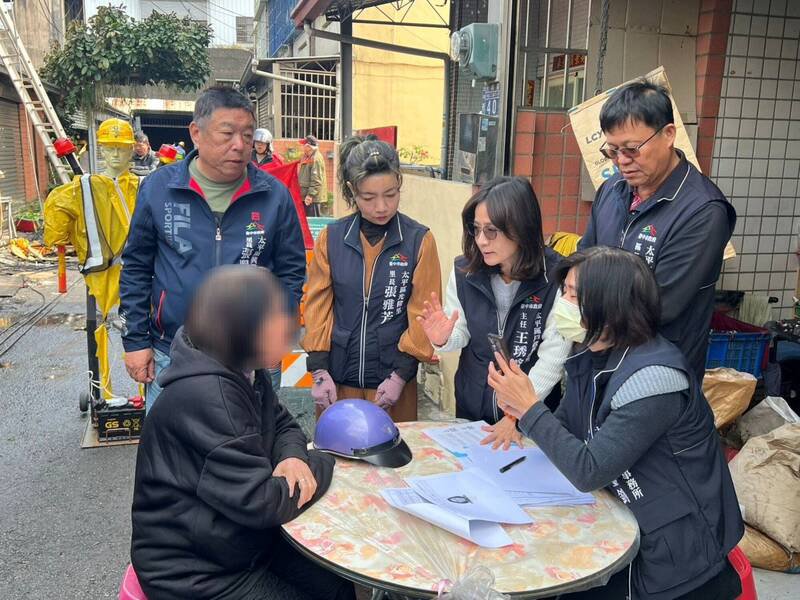 太平火警烧8户，太平户所前往现场设行动户政助受灾户补发烧毁证件。（图：市府提供）