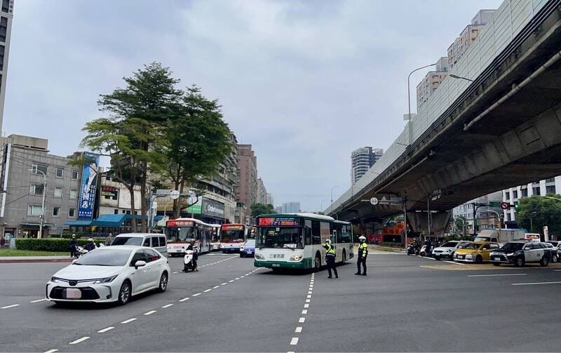 张姓拖板车司机违规右转，加上视线死角，撞上骑自行车过马路的卓女；图为警方疏导交通。（记者吴仁捷翻摄）