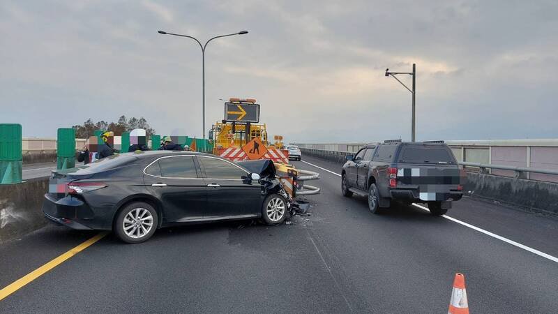 车祸发生后一度影响其他车辆通行。（图由警方提供）