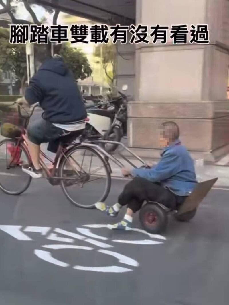 男子骑单车联结二轮手推车，上头还坐著1名老翁。（撷取自Threads@ weizzz._.04）