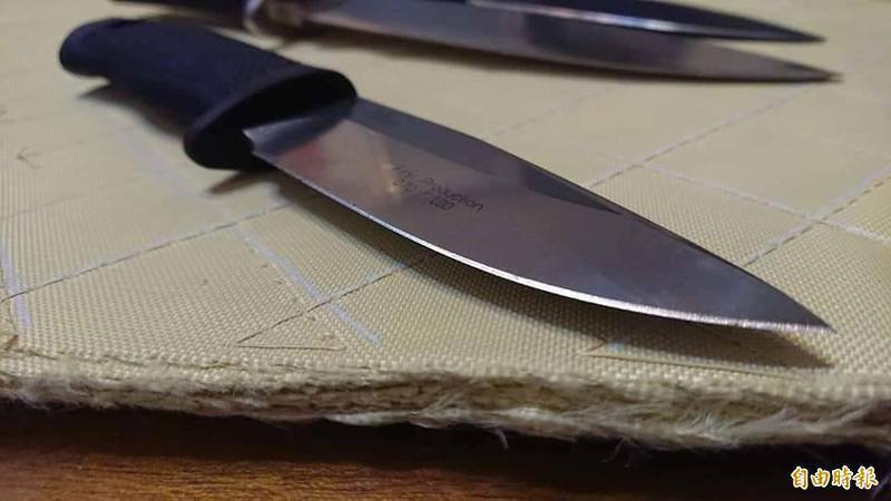 赖姓邻居凌晨2点骑重机，毕男被吵到失眠抓狂，持短刀指向对方恐吓不要吵。（记者王捷摄）