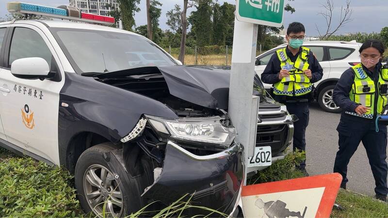 警车开上分隔岛撞上路灯。（警方提供）