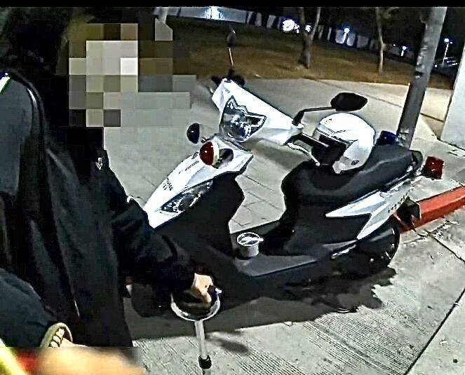 彰化黄姓女粉丝演唱会散场后，拐杖在高铁站找三轮机车。