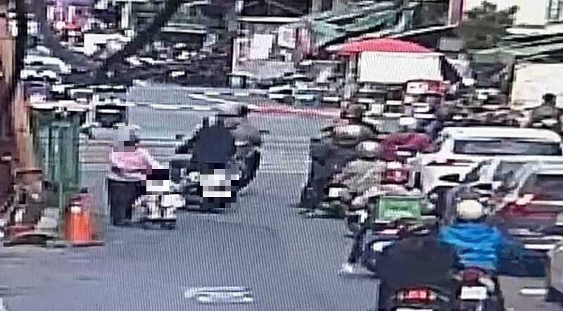 阿嬷在善心人士帮助下，终于顺利通过平交道。（民众提供）