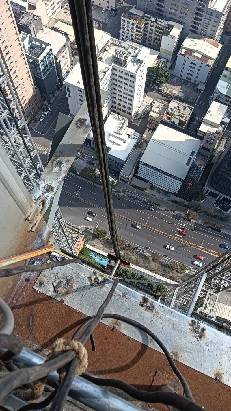 工地铁板从此处掉落。（建管处提供）