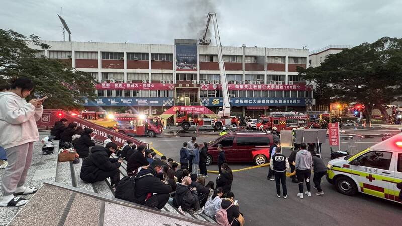 火警引来不少学生驻足观看。（记者徐圣伦翻摄）