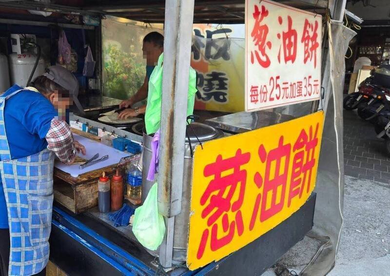 遭逆子残忍杀害的廖氏夫妻生前卖葱油饼的画面。（图撷自Google Map）