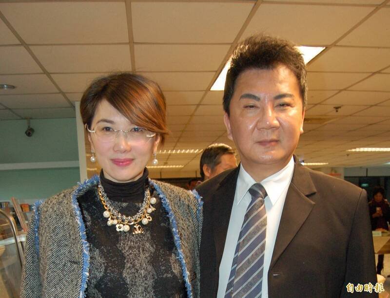 黄甫九天（原名黄聪亮，见图右）。左为黄的妻子吴洛瑜。（资料照）