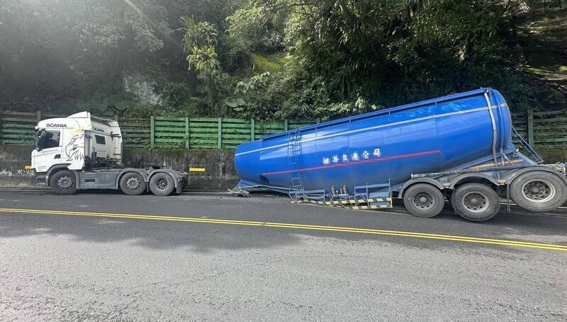 联结车开到一半突然车头、车身分离。（民众提供）