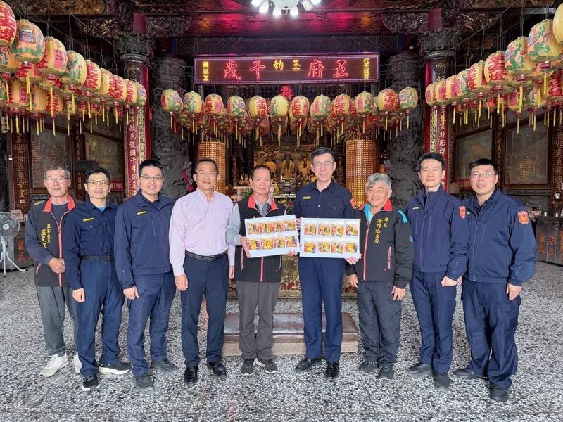 麻豆警分局结合辖内信仰中心「海埔池王府」，推出充满手作温度且极具收藏价值的「王爷马符令平安吊饰」。（图由警方提供）