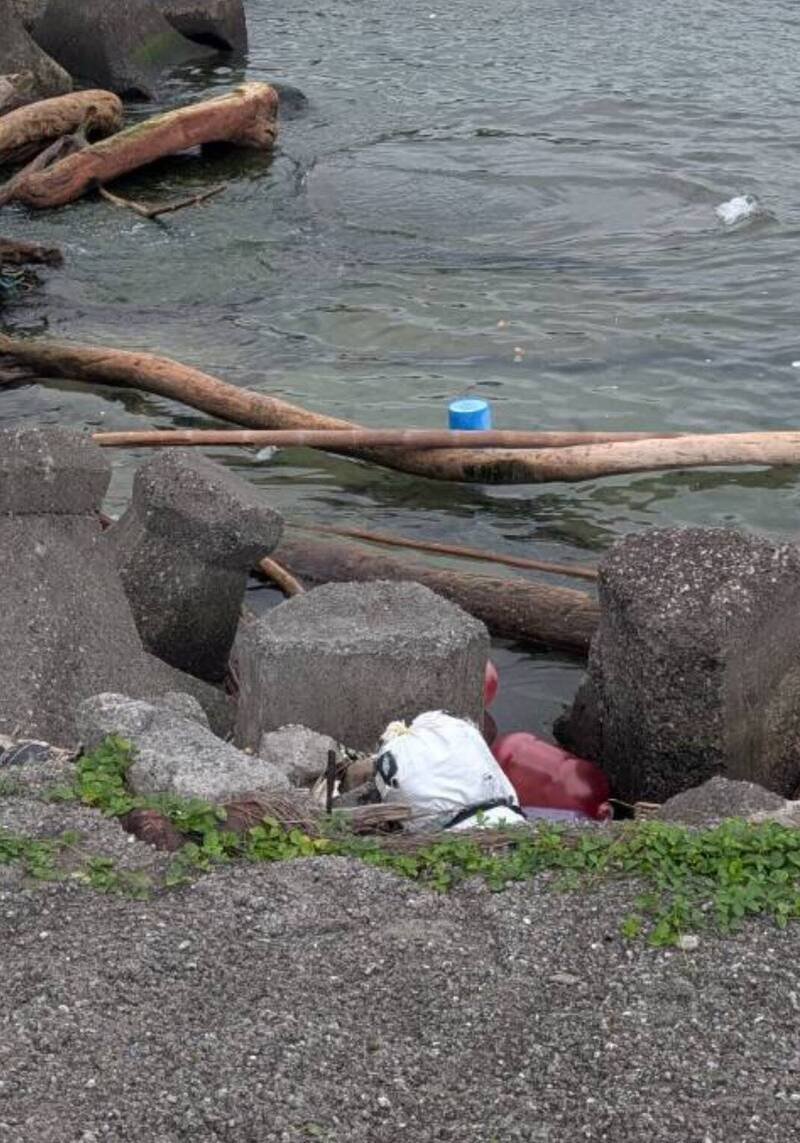 新北市万里区著名的网红打卡景点「骆驼峰」旁海岸，今天上午漂上一个白色麻布袋；经警方与海巡人员获报赶抵拆解后，赫然发现里面竟装有32大包、总重约43公斤的第2 级毒品大麻。（记者林嘉东翻摄）