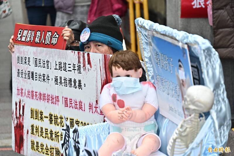 剀剀战士等民团在高院外聚集。（记者涂建荣摄）