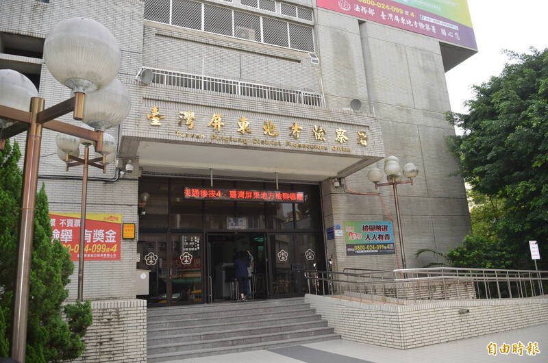 统一联盟党屏东分会长张存逢及总干事黄荣德因配合中国介选，经判刑确定后，如期向屏检报告发监执行。（记者李立法摄）