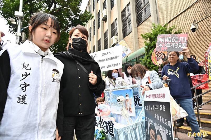 儿少守护行动团体剀剀战士发言人黄小姐（左1）、艺人郁方（左2）。（记者涂建荣摄）