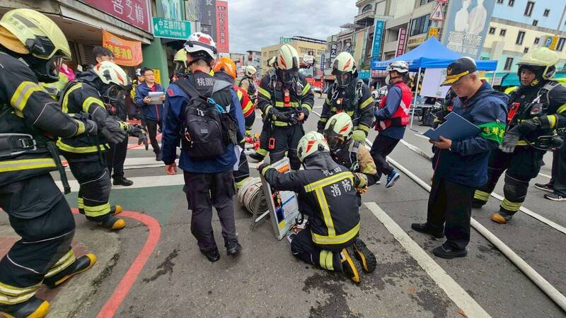 桃园市消防局第四大队选在龙潭传统市场举行火灾抢救兵棋推演暨摊商自卫消防编组演练。（桃市消防局提供）