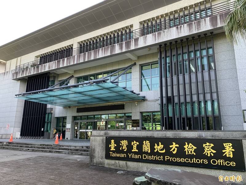 宜兰地检署侦办幽灵连署罢免搜索「泄密案」，关键传讯人吴男深夜被地院裁定30万元交保。（记者王峻祺摄）