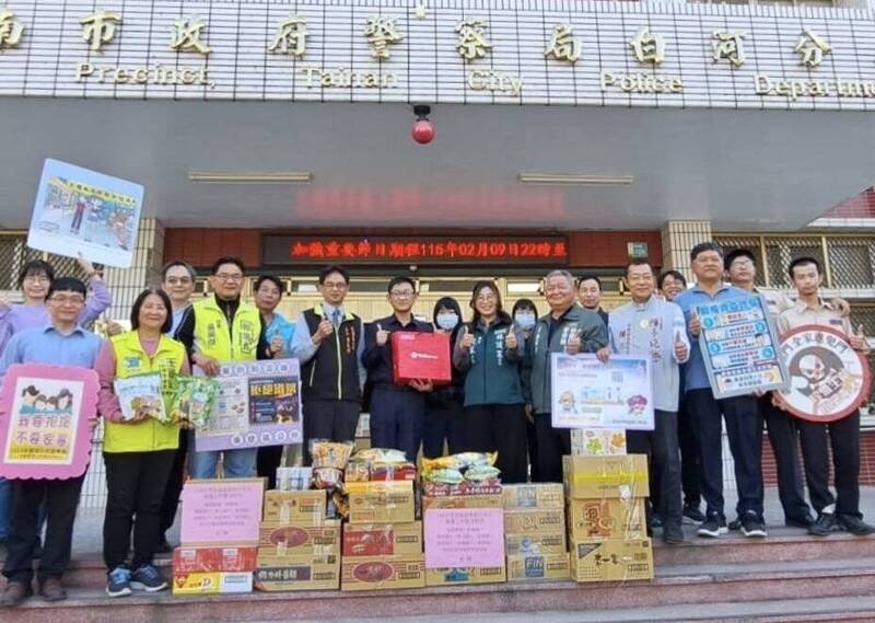 台南后壁公所、农会和民代服务处慰问白河警分局。（警方提供）