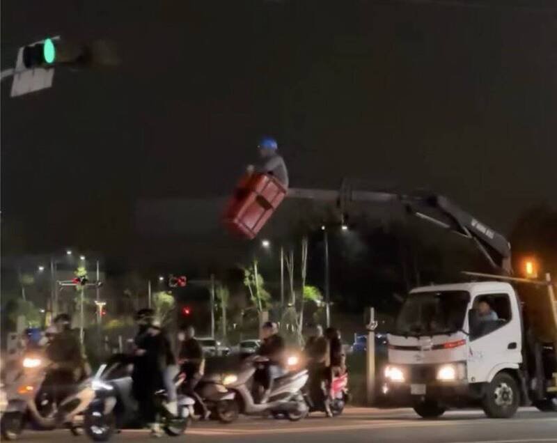 货车吊臂前吊篮竟站著作业人员。（撷取自Threads）