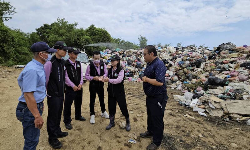 屏环保局长颜姓苑（右二）曾率警察「守垃圾」。（资料照，屏县府提供）