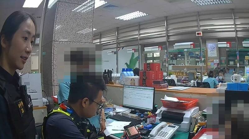 警方赶到邮局劝阻王妇汇款。（图由警方提供）