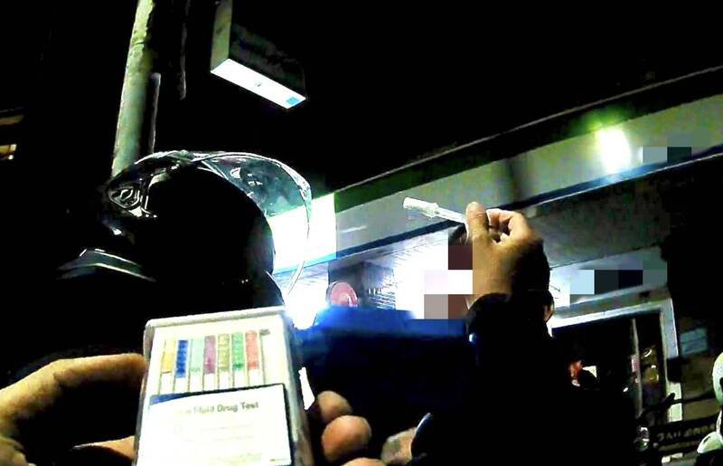 蔡男想买炸鸡，违停店前被巡逻员警闻出毒品味，唾液快筛呈阳性，警方依毒驾与公共危险罪侦办。（民众提供）