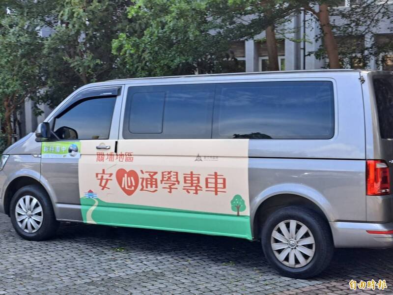 新竹市建华国中学校交通车司机今天酒驾肇事，幸18名学生平安步行到校上课。图为竹市安心通学专车，非肇事交通车。（资料照，记者洪美秀摄）