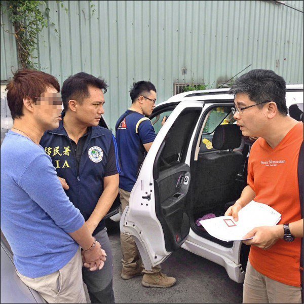 绰号文哥的邱文聪（左）被逮捕。（记者刘庆侯翻摄）