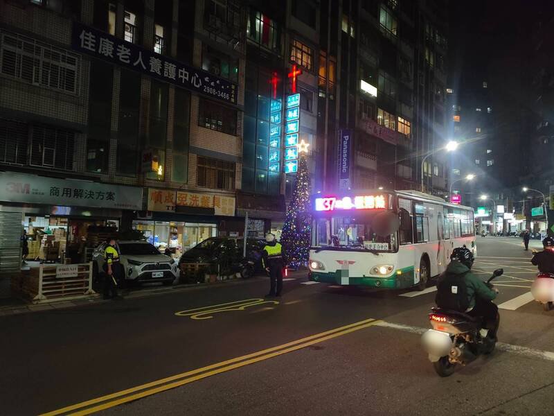 吕男驾驶蓝37路公车撞上胡姓少年，吕男称因超商招牌太亮扰乱视线。（记者徐圣伦翻摄）