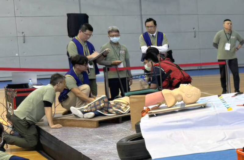 全国呼吸道插管竞赛，模拟5项高难度情境，考验选手在高压下插管技术与精准判断药物使用时机。（南投县消防局提供）