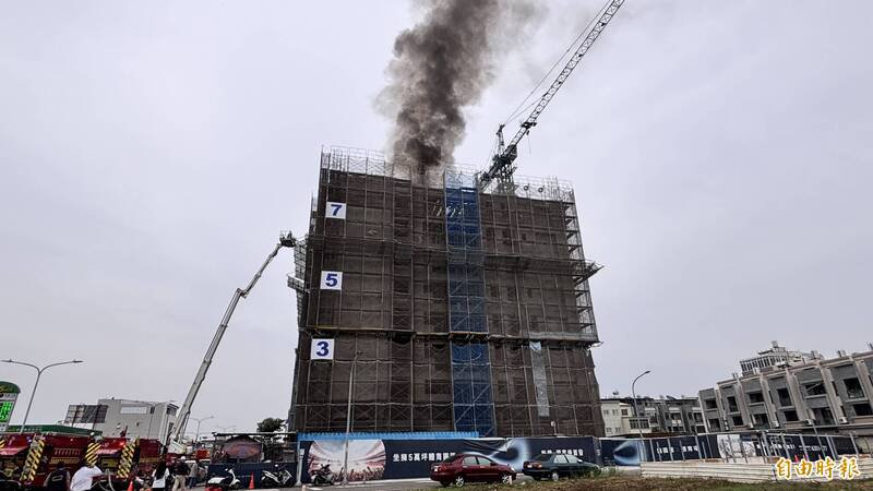 新营住宅大楼工地起火，消防灌救中。（记者杨金城摄）