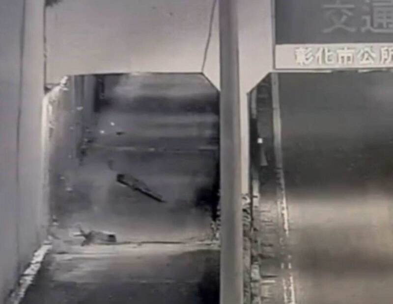 大木棍从天而降砸到机车道，所幸当时无机车经过。（图由警方提供）