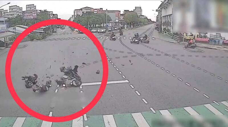 骆女被撞后倒地，在路面连翻多圈。（民众提供）