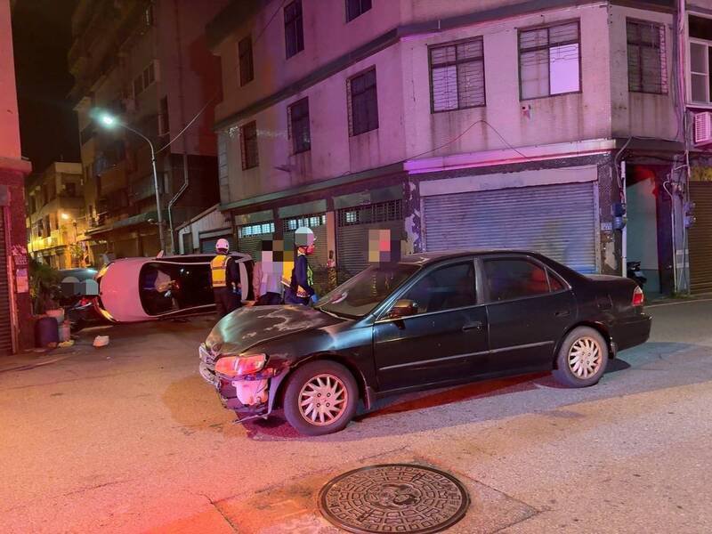 19岁男无照开车上路，车祸翻车成「立筊」，还波及路旁汽、机车。（民众提供）