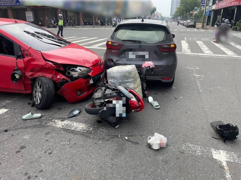 林男驾车违规回转，又失控连撞4车，造成2人受伤送医。（民众提供）