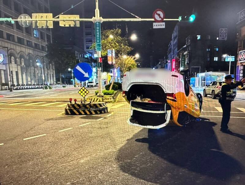 萧姓司机驾驶计程车，今日凌晨在台北市文山区景中街180度翻覆。（记者郑景议翻摄）