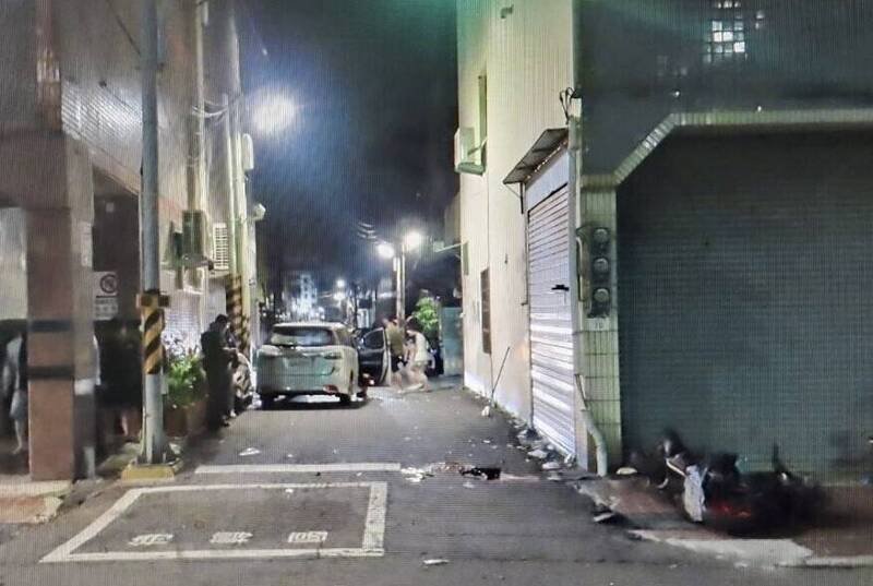 左转汽车（中）与直行机车（右）发生车祸，21岁男骑士送医不治。（读者提供）