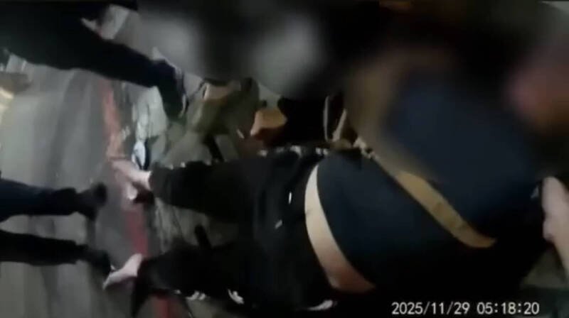 高雄周姓男子酒后失控殴打商办大楼员工3人全挂彩，他疑因酒醉躺在地上休息。（民众提供）